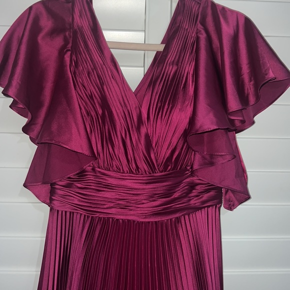 IEENA FOR MAC DUGGAL
Pleated A-Line Flowing Sleeve Gown size 2 new - Picture 6 of 15